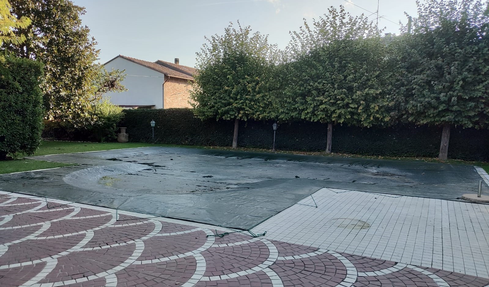 Coperture piscine per l'inverno con borchie ed elastico
