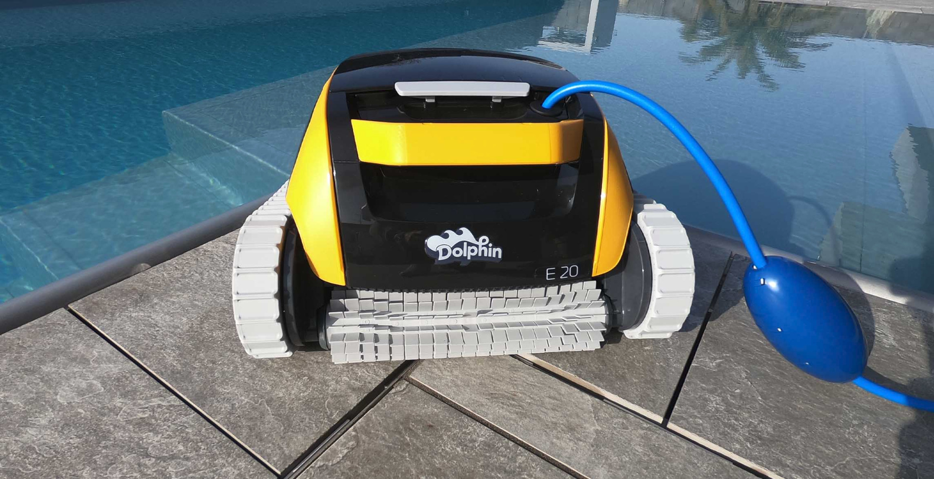 Robot Dolphin E20. Pulitore Maytronics per piscine di piccole dimensioni.