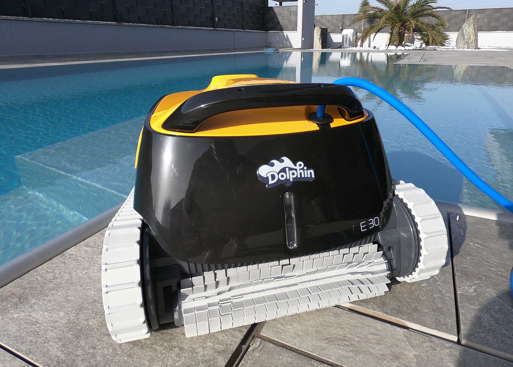 Dolphin E30 pool robot for medium size pools