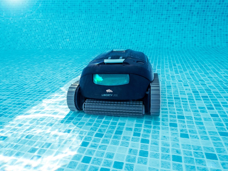 Robot Pool Cleaner Dolphin Liberty 200, Poolreiniger im Wasser, Dolphin Maytronics
