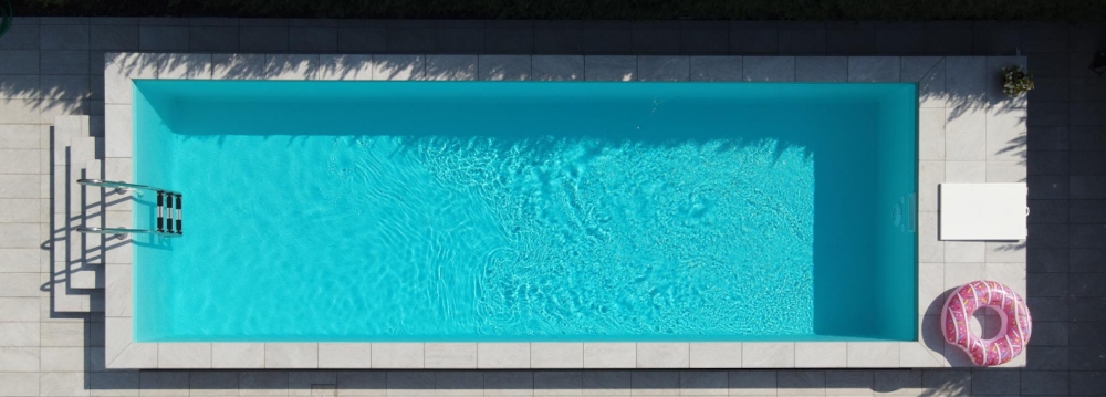 piscina di design nel giardino