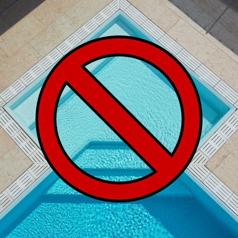 10 Cose da NON fare in piscina