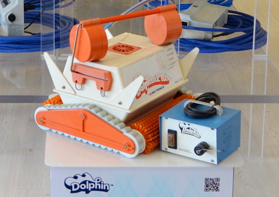 Il primo robot pulitore piscina Dolphin