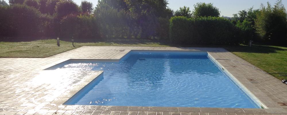 Piscina scoperta in primavera