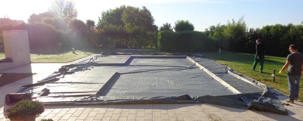 Piscina in primavera pronta per essere scoperta