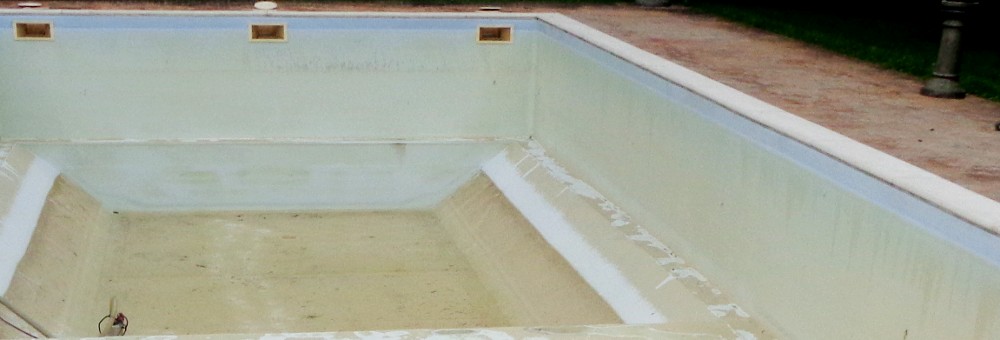 Le pareti della piscina sono diventate ruvide - calcare ed incrostazioni