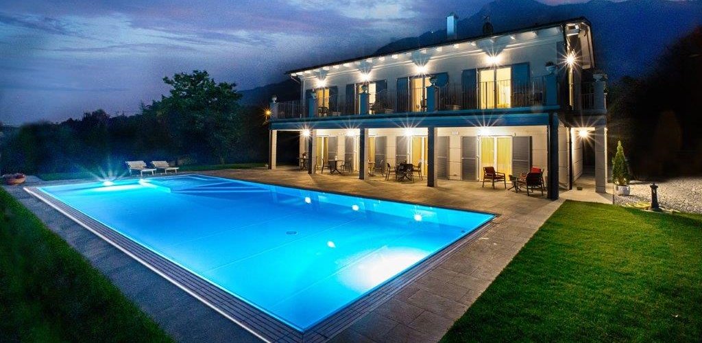 Piscina illuminata