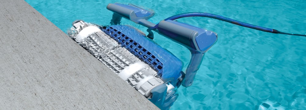 Robot pulitore elettrico che pulisce la linea di galleggiamento dell'acqua sulla parete della piscina