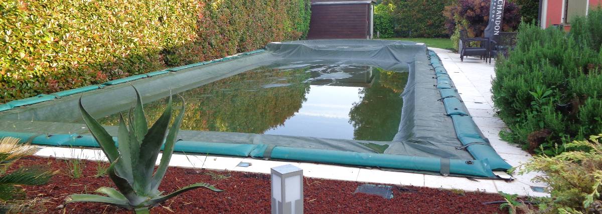 Telo invernale piscina pieno d'acqua sopra
